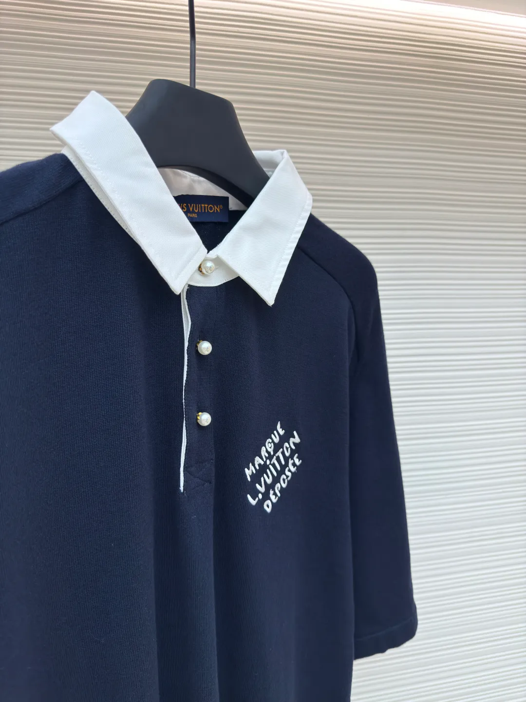 LOUIS VUITTON woolen polo POLO shirt ●Authentic product: purchased and developed at 9650 ●Item number: 1680138-B05 ●Fabric: the finest fully combed cotton ●Technology: knitted embroidery ●Version: fitted version ●Weight: about 375g ●Size: XS-S-M-L ●Description: Made of Japanese Shima Seiki) high-end flat knitting machine to ensure seamless connection of collars, cuffs, hem ribs and other parts. The overall wiring is straight and delicate, the fabric is comfortable and soft, and the color is consistent without color difference. It can be matched with the same style to create a fashionable look and control various occasions. Customized accessories, complete with three standards, same style for men and women!